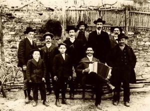 Bartolomeo al suo paese Cavignaga con gli amici